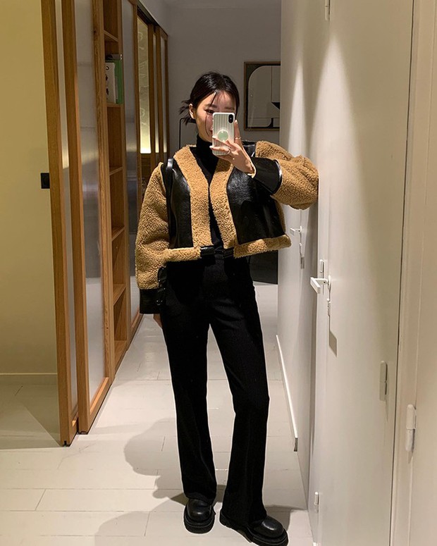 Áo khoác lông teddy mix da cũng là điểm nhấn cực đỉnh cho 1 set đồ all-black