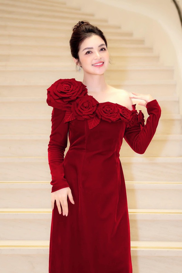 Chị gái ca sĩ Hòa Minzy - MC Nguyễn Hằng là chị Kính Hồng được khán giả vô cùng yêu thích