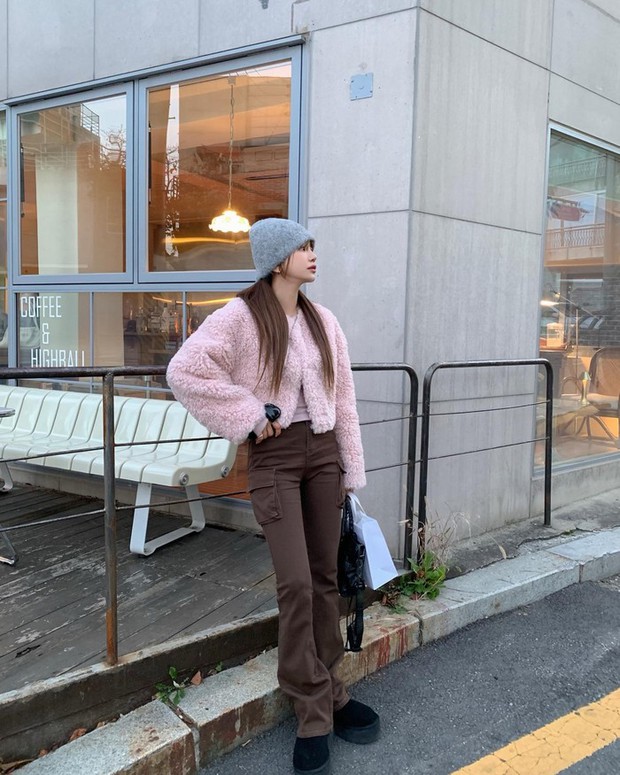 Áo lông hồng pastel nghe tưởng điệu nhưng nếu mix với quần túi hộp và mũ len thì câu chuyện lại sang hướng cool hơn đấy. Trong trường hợp này, bạn hãy cân nhắc chọn áo lông ngắn hay cho lông dài nhé