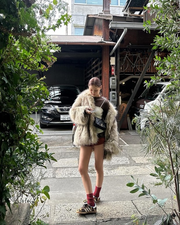 vTận dụng áo hai dây từ mùa hè để layering cùng áo len tăm mùa đông và khoác ngoài 1 chiếc áo lông sang sảnh là bạn có luôn set đồ cool 10/10