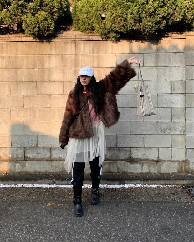 Phá cách, mới mẻ là cách phối áo lông với quần nỉ, váy voan và boots. Công thức này khá hay ho nhưng bạn nên cân nhắc độ dài từng item để tránh bị 