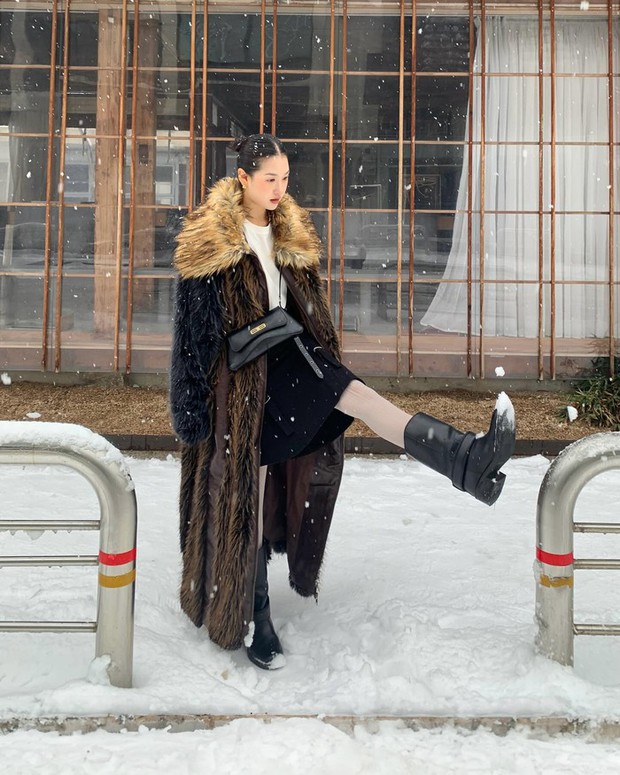 Độ cool của áo lông sẽ còn tăng thêm vài chân kính khi bạn chọn những mẫu dáng dài thế này. Để tổng thể bớt cồng kềnh, bạn hãy cân nhắc mix với quần/chân váy ngắn và boots nhé