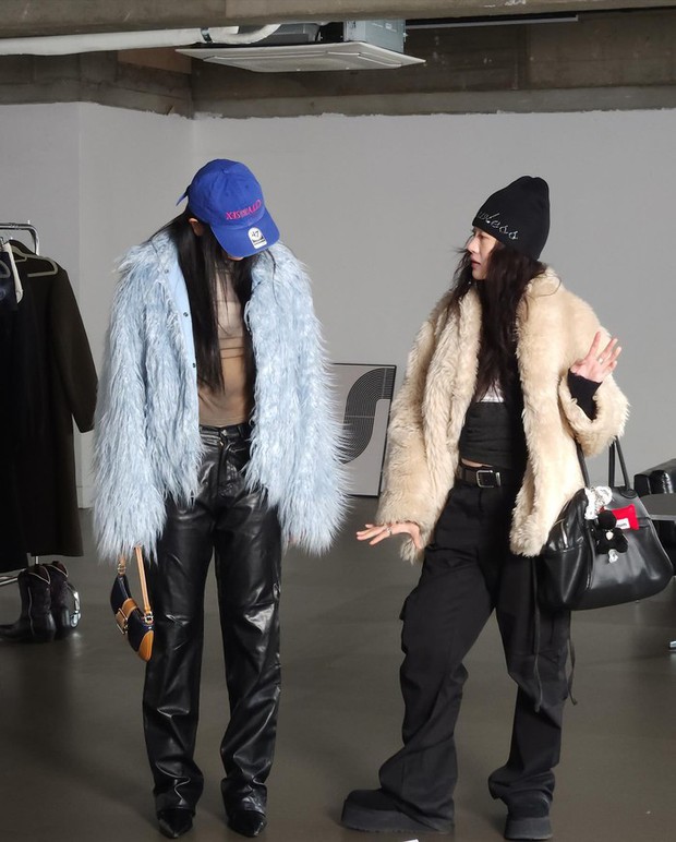 Áo lông sáng màu và quần ống rộng tối màu chính là combo ngầu vô cùng. Ngoài ra, bạn có thể nhấn nhá thêm bằng mũ len, mũ lưỡi trai cũng cool