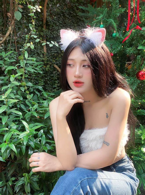 Lê Hi theo đuổi gu thời trang gợi cảm, nóng bỏng.