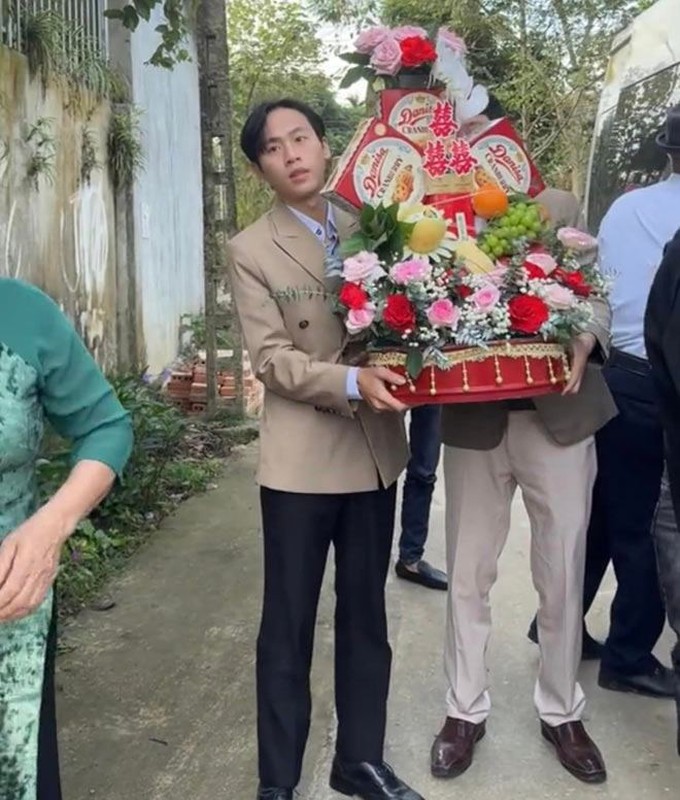 Mới đây, Phạm Vinh khiến dân mạng bất ngờ khi chia sẻ loạt ảnh đem trầu cau đi hỏi vợ. Được biết, chàng TikToker đã sang nhà gái dạm ngõ vào ngày 20/1 vừa qua. Đám cưới của cặp đôi sẽ được tổ chức vào thời gian sắp tới.