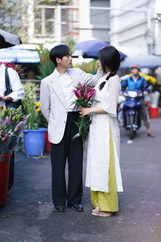 Dân mạng để lại nhiều bình luận thú vị dưới bài đăng của Vinh Phạm như: “Ối giời ơi, bà hàng xóm lấy vợ rồi”, “Cụ Phến đi lấy vợ, thật bất ngờ”, “Rồi sẽ có hàng tá series liên quan đến hôn nhân gia đình đây”…