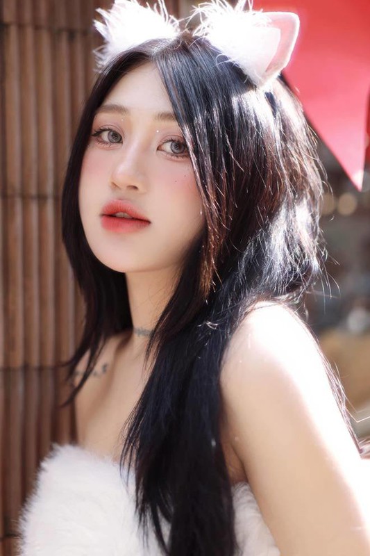 Nhan sắc Lê Hiền nhận được nhiều lời khen của dân mạng. Cô nàng có gương mặt thanh tú, đường nét nhỏ nhắn. Được biết, cặp đôi quen nhau khi làm việc chung và quyết định về chung một nhà sau 6 tháng yêu.