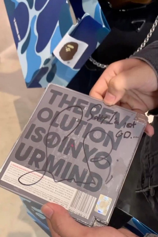 Seungri gây tranh cãi vì ký lên album solo của G-Dragon