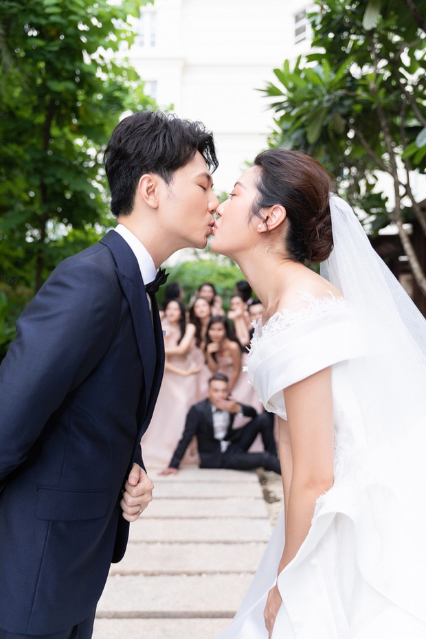 Á hậu Thuý Vân và ông xã quyết định về chung một nhà vào tháng 7/2020