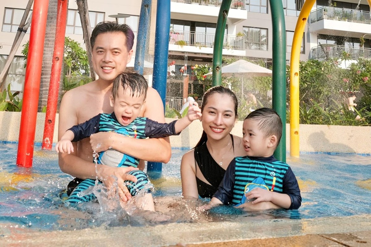 Cuối tháng 10/2020, vợ Dương Khắc Linh sinh đôi. Cặp đôi hiện có cuộc sống hạnh phúc. Ảnh: FBNV. Xem video 