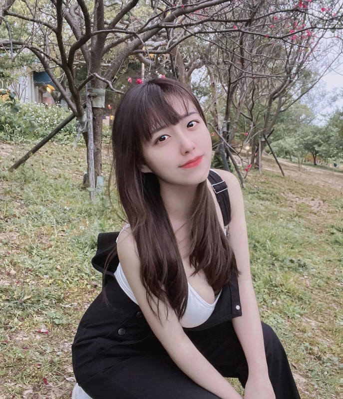 Cũng nhờ sắc vóc của mình, nữ y tá Lý Bội Cẩn được đánh giá là xinh đẹp, thu hút không kém gì những hot girl mạng xã hội.