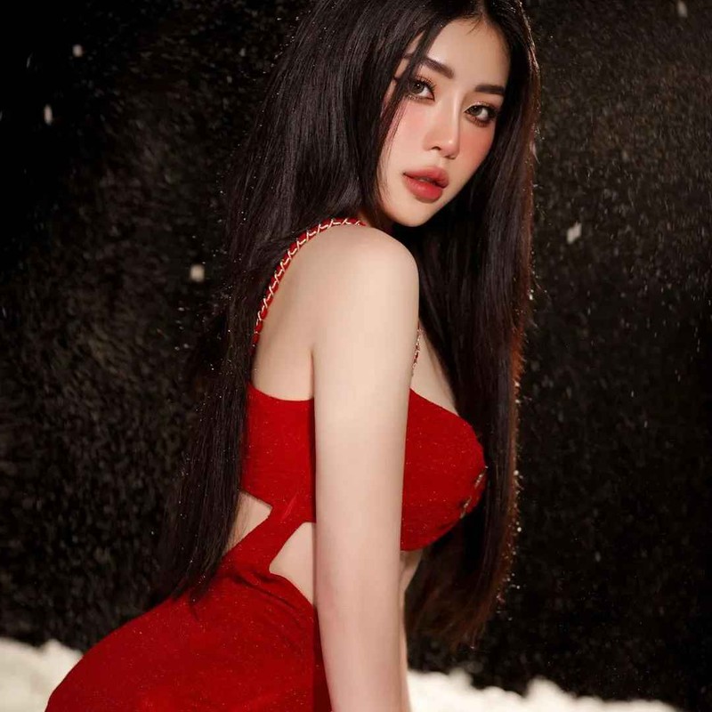 Nhắc đến Hồng Nghi, cộng đồng mạng nhớ ngay đến cô gái theo đuổi hình tượng gợi cảm, nữ tính. Mỗi lần xuất hiện, bạn gái cầu thủ Nguyễn Quốc Việt đều gây ấn tượng với gu thời trang phóng khoáng, táo bạo.