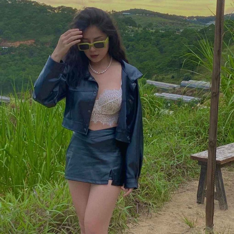 Tên tuổi của Hồng Nghi được biết đến nhiều hơn khi có chuyện tình đẹp với chàng cầu thủ U22 Việt Nam - Nguyễn Quốc Việt (SN 2003, Hải Phòng).