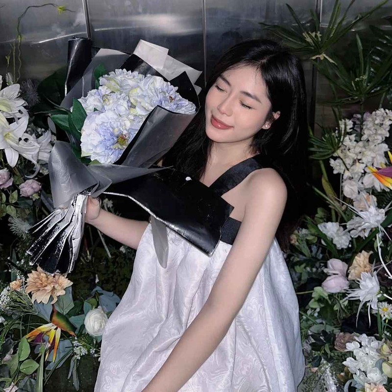 Dù bận rộn với lịch trình thi đấu, Quốc Việt vẫn cố gắng sắp xếp thời gian ở bên bạn gái vào những dịp lễ đặc biệt trong năm. Cặp đôi nhiều lần khiến dân mạng ghen tỵ trước những cử chỉ ấm áp dành cho nhau.