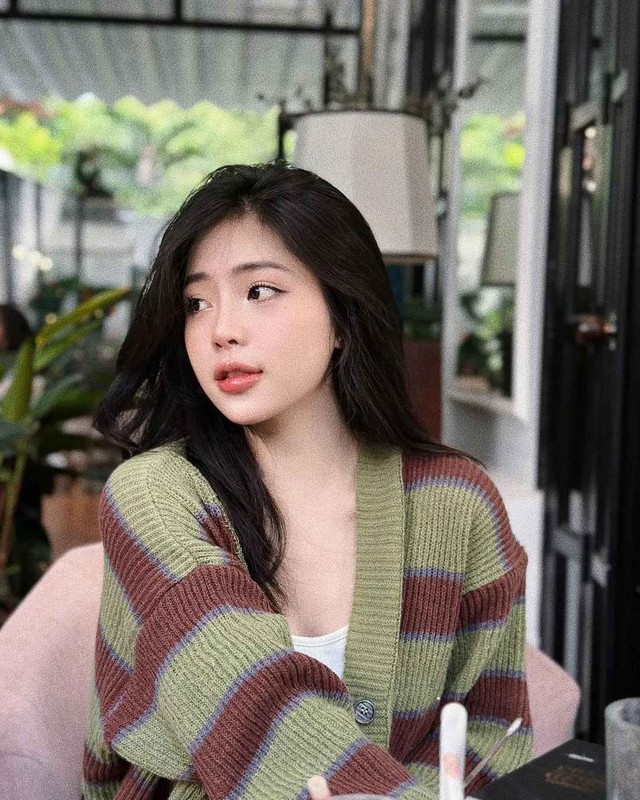 Bước sang lứa tuổi 20, Hồng Nghi trở nên trưởng thành, quyến rũ hơn. Không còn là cô nàng 