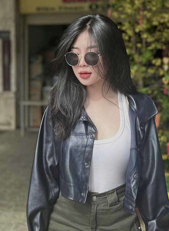 Để tổng thể không trở nên nhàm chán, Hồng Nghi thường kết hợp thêm phụ kiện có màu sắc nổi bật tạo điểm nhấn.