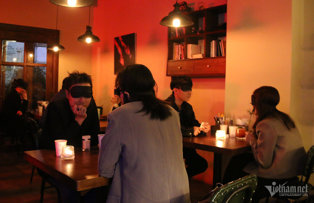 Không gian ấm cúng của một buổi hẹn hò trong quán rượu ở Hà Nội. Ảnh: Nguyễn Thảo