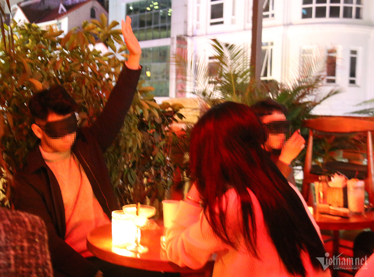 Nếu cảm thấy không thể tiếp tục một cuộc trò chuyện chất lượng, người tham gia có thể giơ tay để đổi bạn hẹn một lần duy nhất. Ảnh: Nguyễn Thảo 