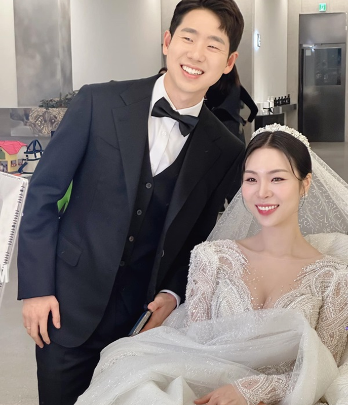 Hiện tại, Hương Nổi vừa làm đám cưới với bạn trai mới người Hàn Quốc, nhưng lại bị dân mạng lên tục chỉ trích.