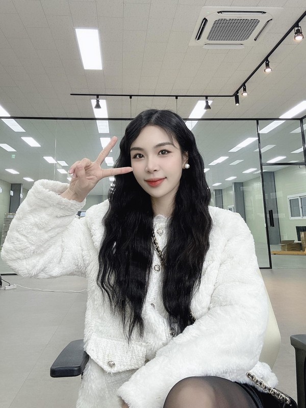 Hương Nổi là cái tên nhận được nhiều sự quan tâm nhất những ngày vừa qua vì vụ drama đã có chồng con trong quá khứ nhưng lại chối bỏ, chồng hiện tại cũng không phải tổng tài.