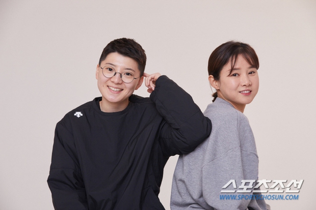 Jeon Chung Jo (bên trái) bị tố phông bạt gia thế, lừa đảo Nam Hyun Hee cùng hàng loạt nạn nhân