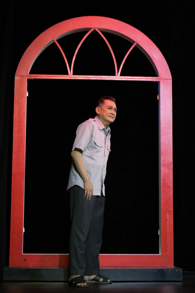 Ở độ tuổi U60, NSƯT Hữu Châu vẫn say mê cống hiến cho nghệ thuật, khóc cười cùng các vai diễn trên sân khấu