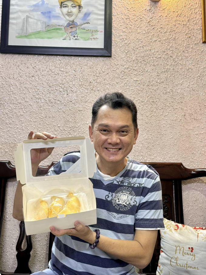 Tuy không lập gia đình nhưng nghệ sĩ Hữu Châu không cảm thấy cô đơn, thay vào đó ông hài lòng với cuộc sống độc thân, tìm được niềm an vui bên bạn bè, đồng nghiệp