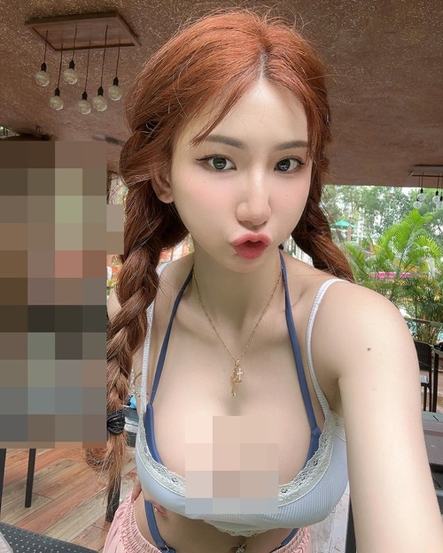 Ở đời thường, cô nàng rất chuộng trang phục xẻ ngực sâu.