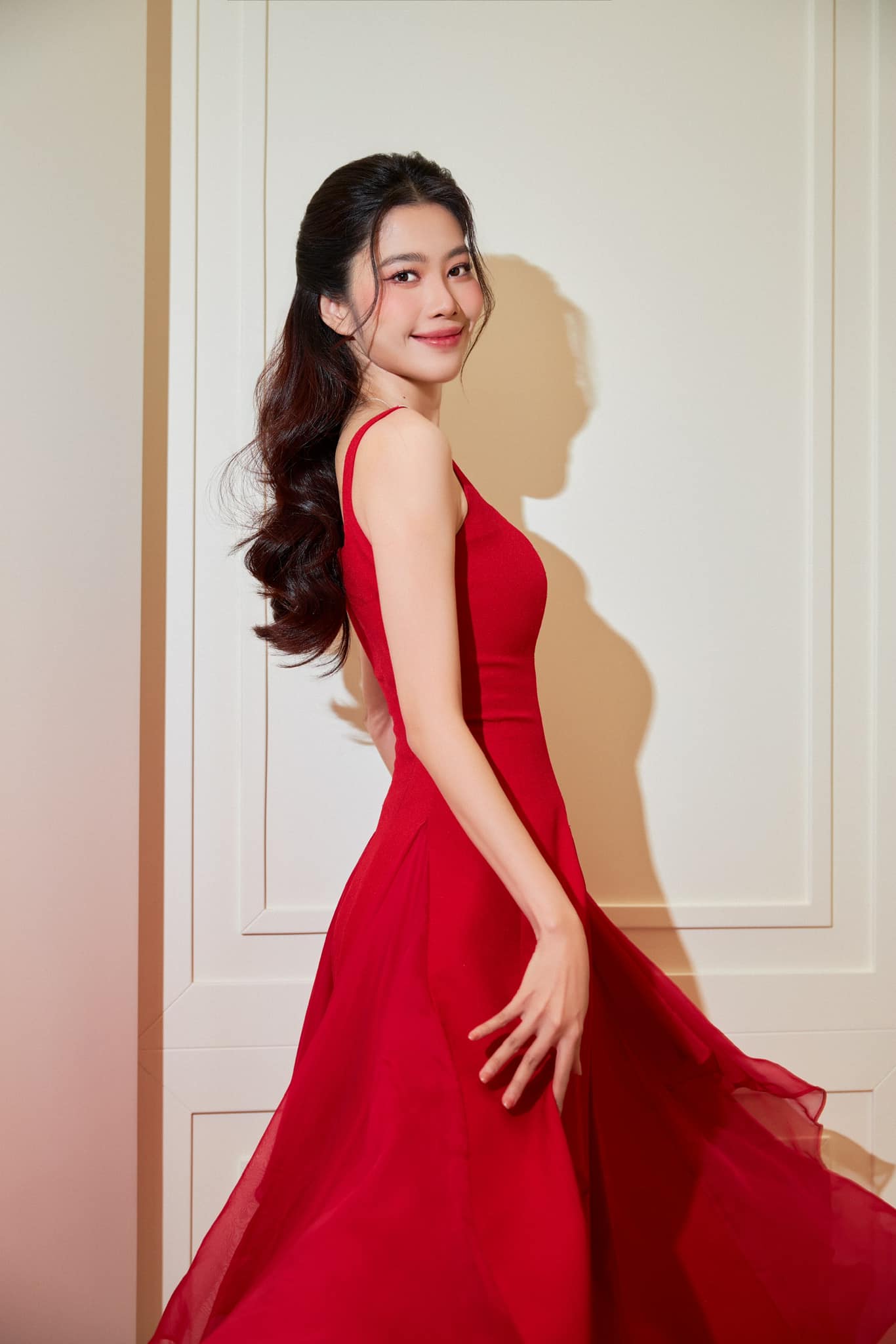 Nam Em diện váy đỏ nổi bật, khoe nhan sắc xinh đẹp trong sự kiện mới nhất mà cô tham gia