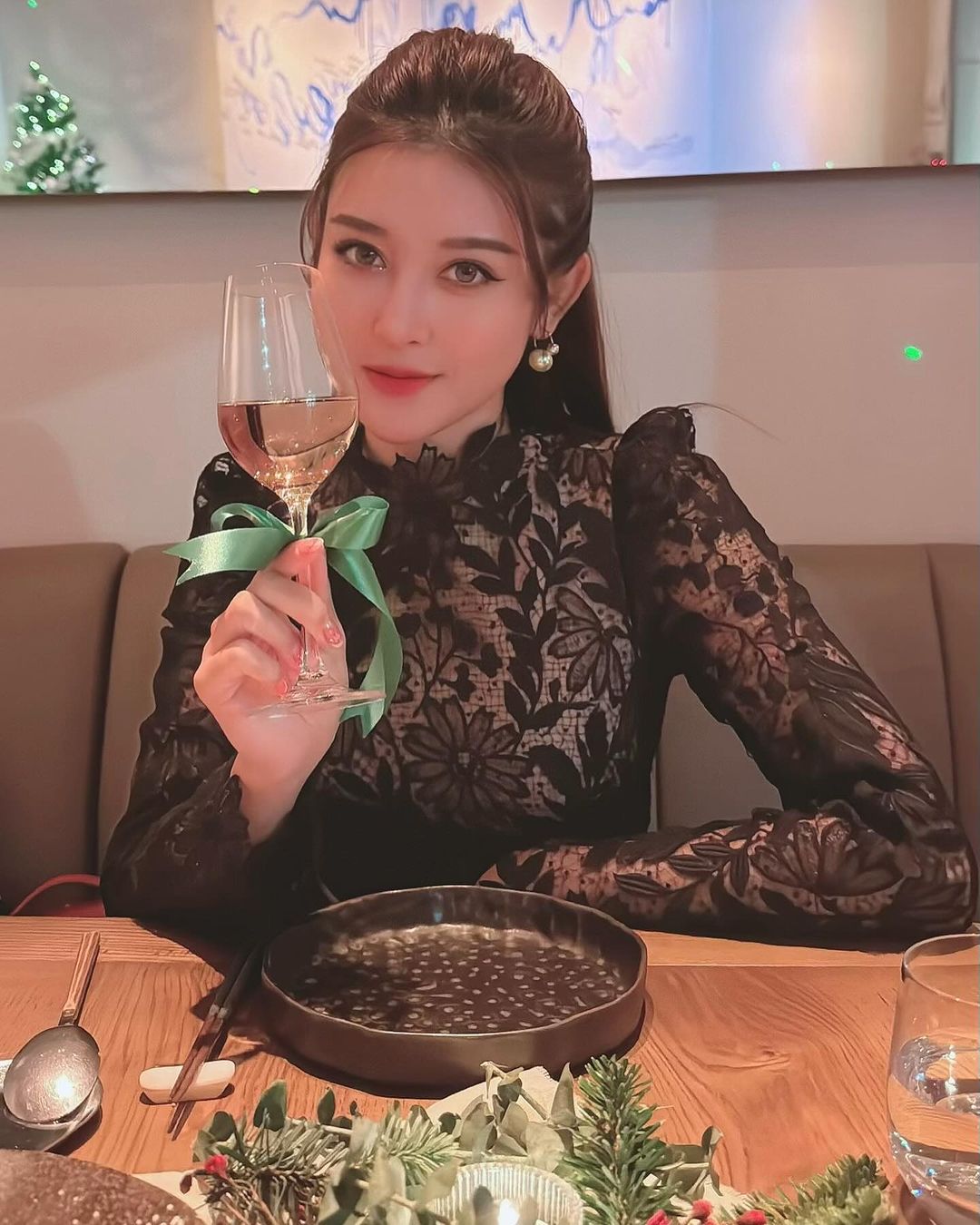 Không chỉ sở hữu sắc vóc cuốn hút, Huyền My còn có cuộc sống sang chảnh. Cô thường xuyên tận hưởng những chuyến du lịch đắt tiền ở trong và ngoài nước.