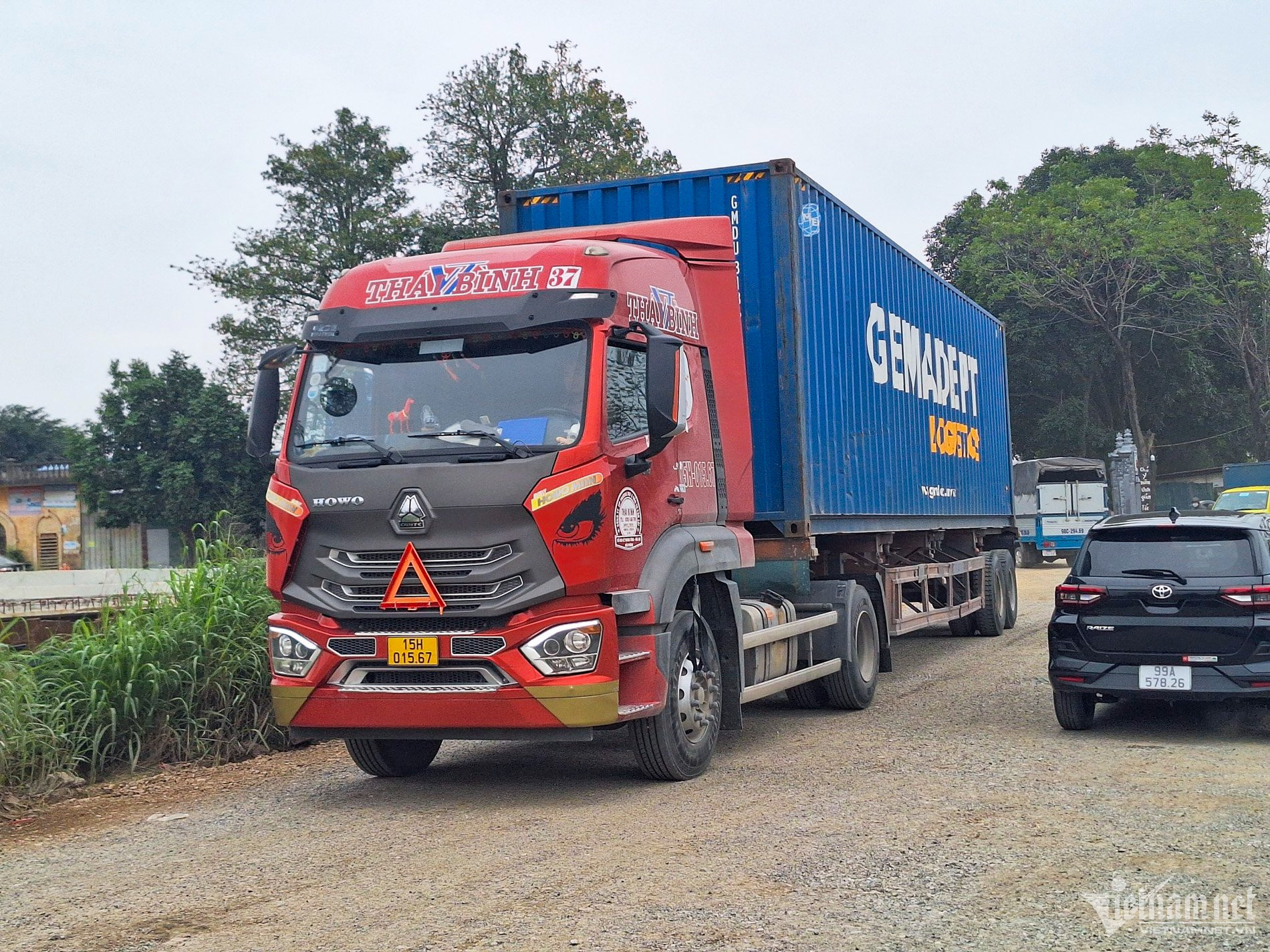 Thậm chí có cả xe container đi qua cây cầu tạm khiến người dân bất an.