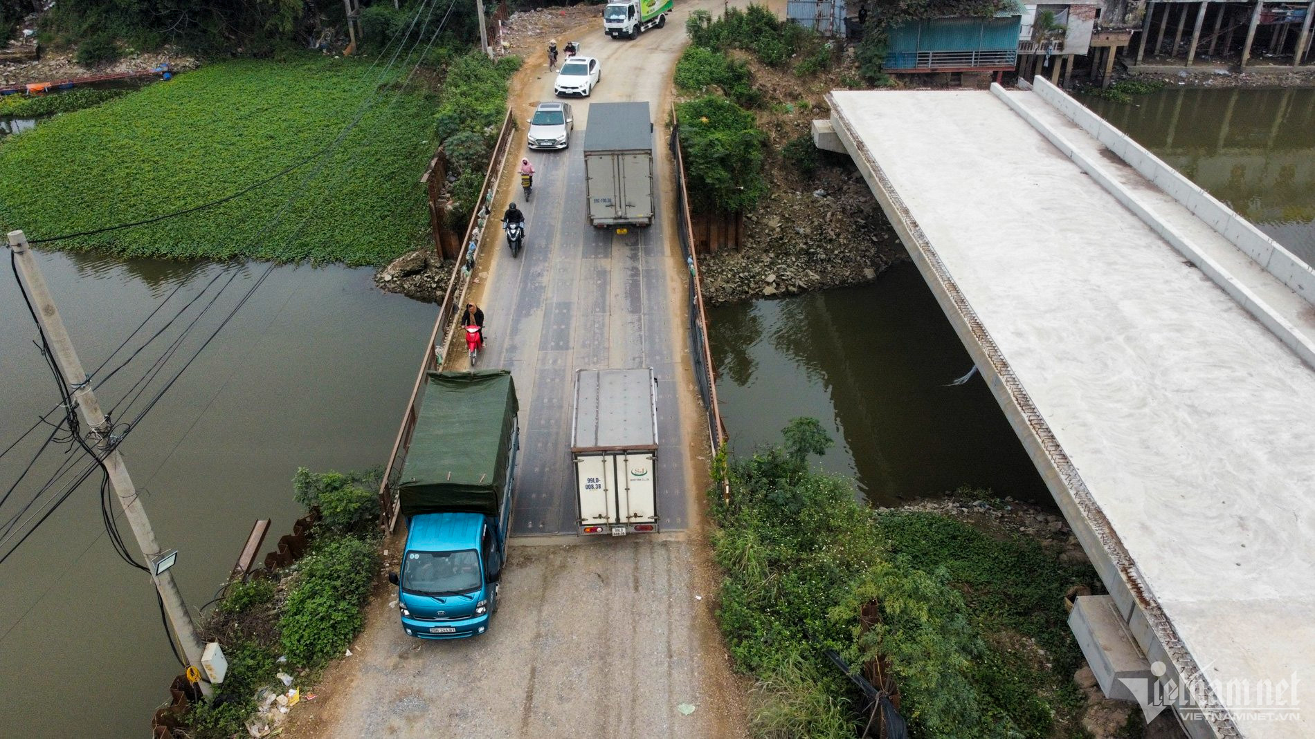 Cây cầu tạm xuống cấp phải 'gánh' hàng loạt phương tiện đi qua.