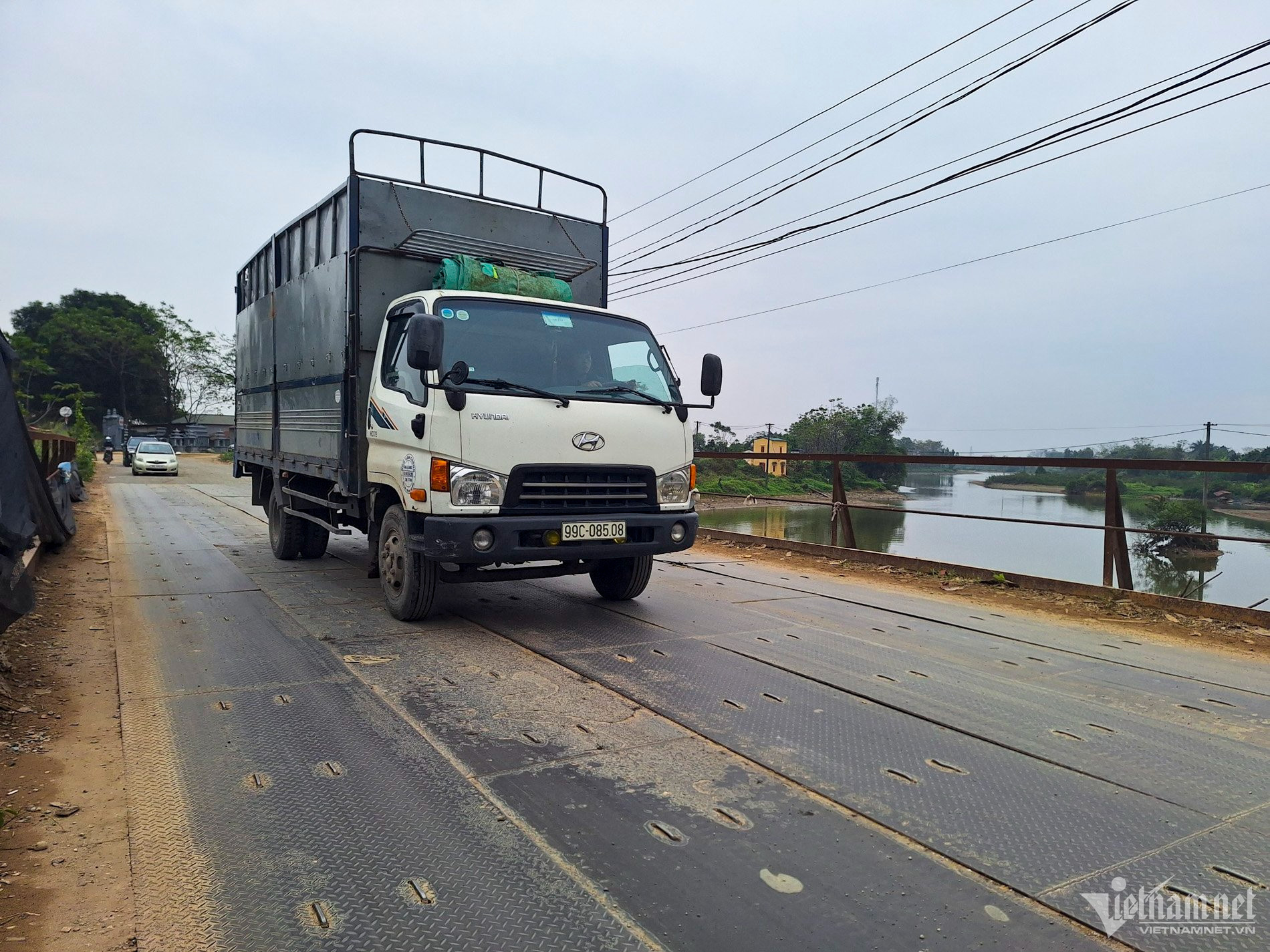 Mặt cầu xuống cấp đang được sửa tạm.