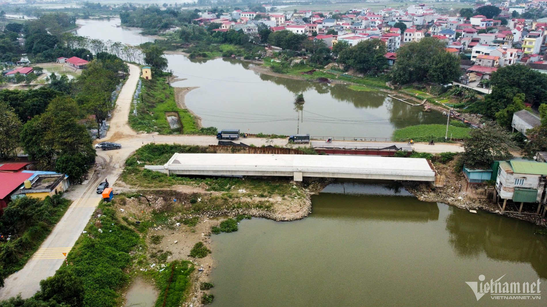 Nguyên nhân cầu Nét bị chậm tiến độ là do địa phương chưa có phương án bồi thường đối với 11 hộ dân ở đầu cầu phía huyện Yên Phong nằm trong phạm vi hành lang đê Ngũ Huyện Khê.