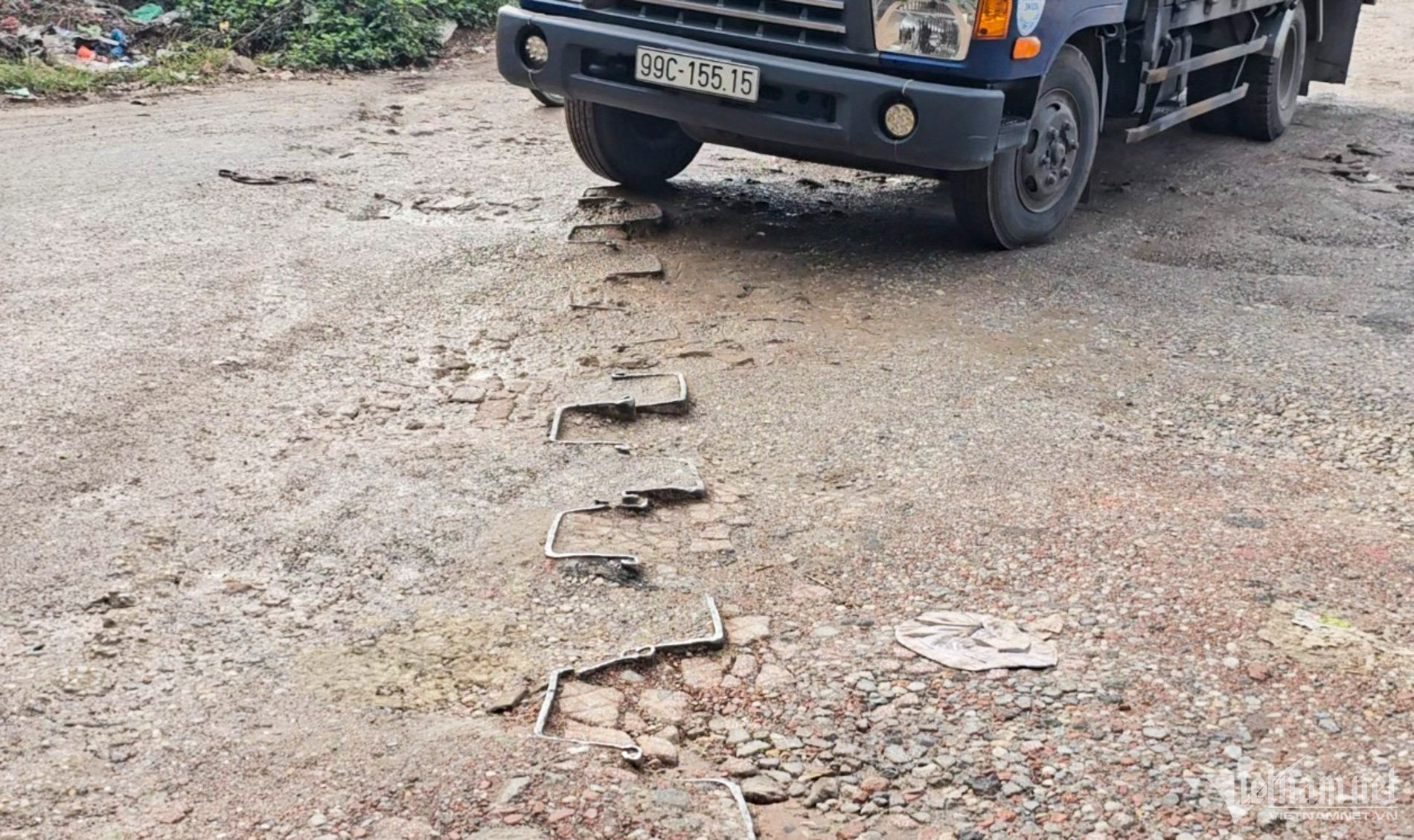 Nhiều mảnh sắt nhô lên mặt đất, tiềm ẩn nguy cơ tai nạn.