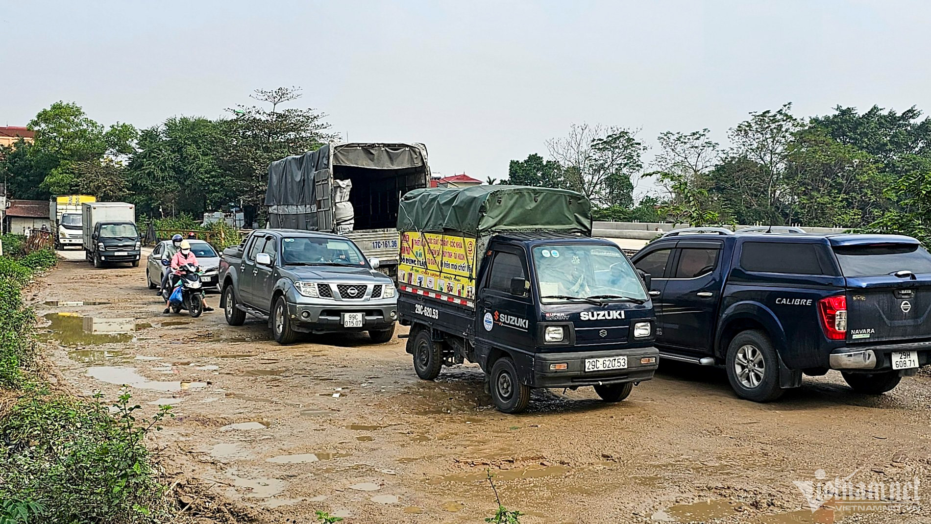 Cầu tạm xuống cấp với nhiều ổ voi, ổ gà.