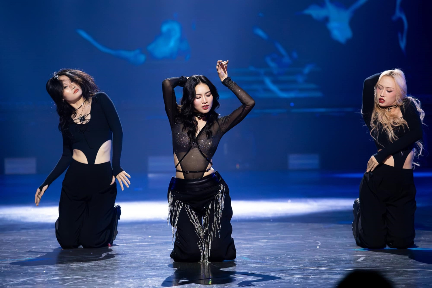 Tuy nhiên, với những ưu điểm vượt trội như trình diễn đẹp mắt, sáng sân khấu, nỗ lực hòa phối giọng phù hợp với các thí sinh khác, Ninh Dương Lan Ngọc trở thành một trong những cái tên nổi bật đi sâu vào các vòng trong.