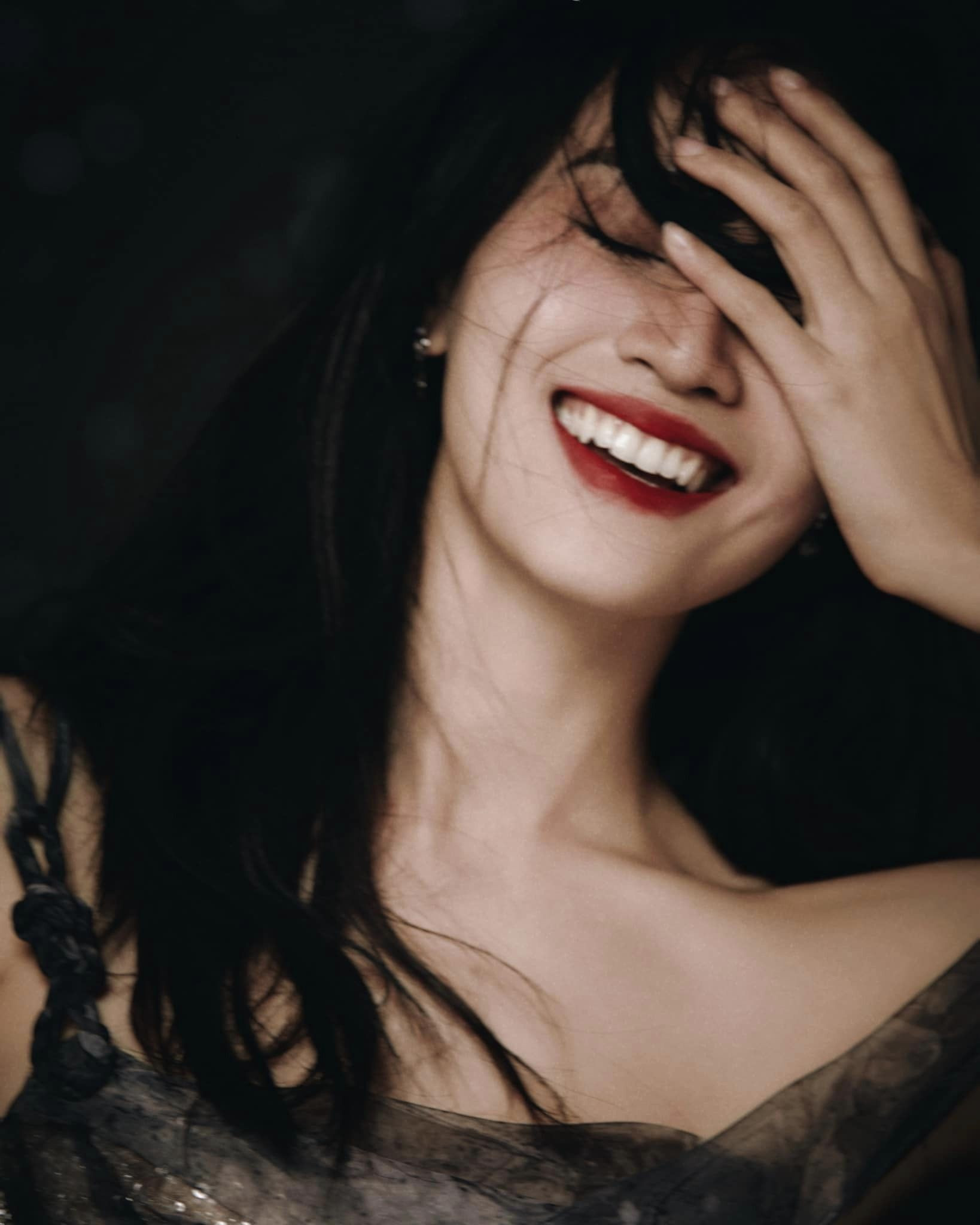 Tính cách dễ thương, nhiệt tình của nữ diễn viên cũng là một điểm cộng thi lấn sân sang sân chơi âm nhạc.