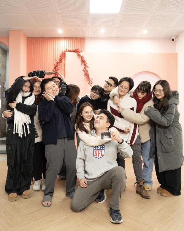 Nguyên team Schannel cũng góp mặt để chúc mừng cặp vợ chồng son