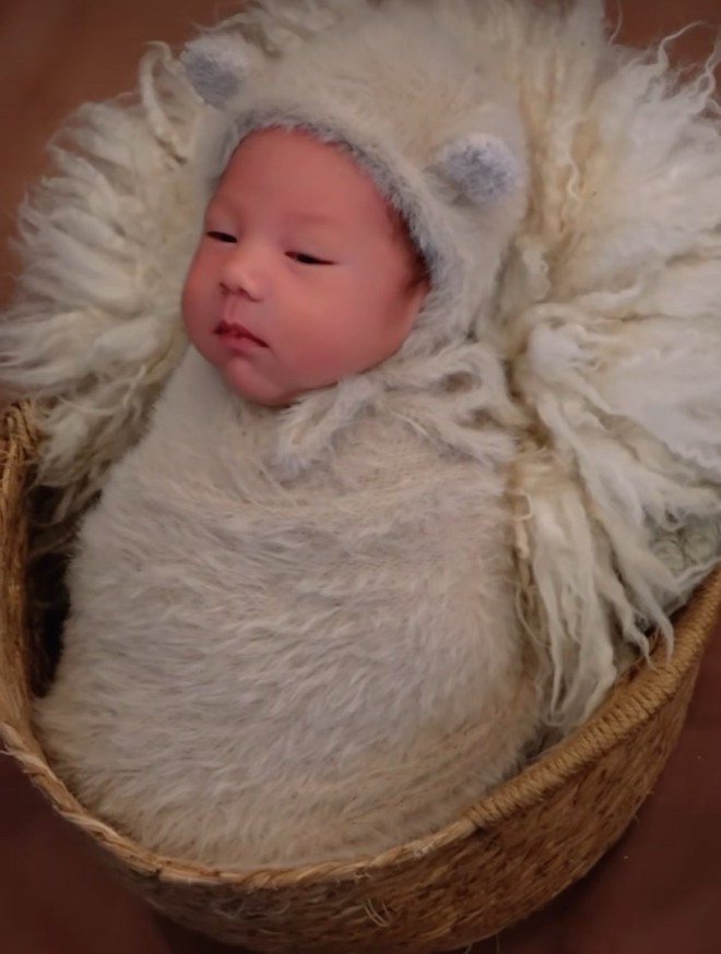 Những khoảnh khắc từ nhỏ của quý tử cũng được nữ diễn viên chia sẻ