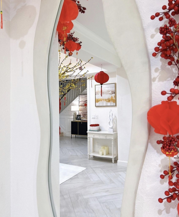 Phụ kiện lồng đèn, quạt giấy, câu đối đỏ... đều mang nét đặc trưng của ngày Tết cổ truyền