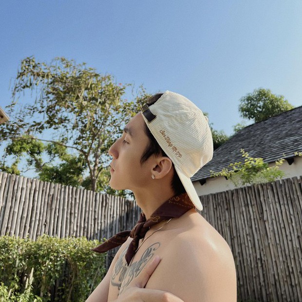 Sơn Tùng cởi áo khoe góc nghiêng 