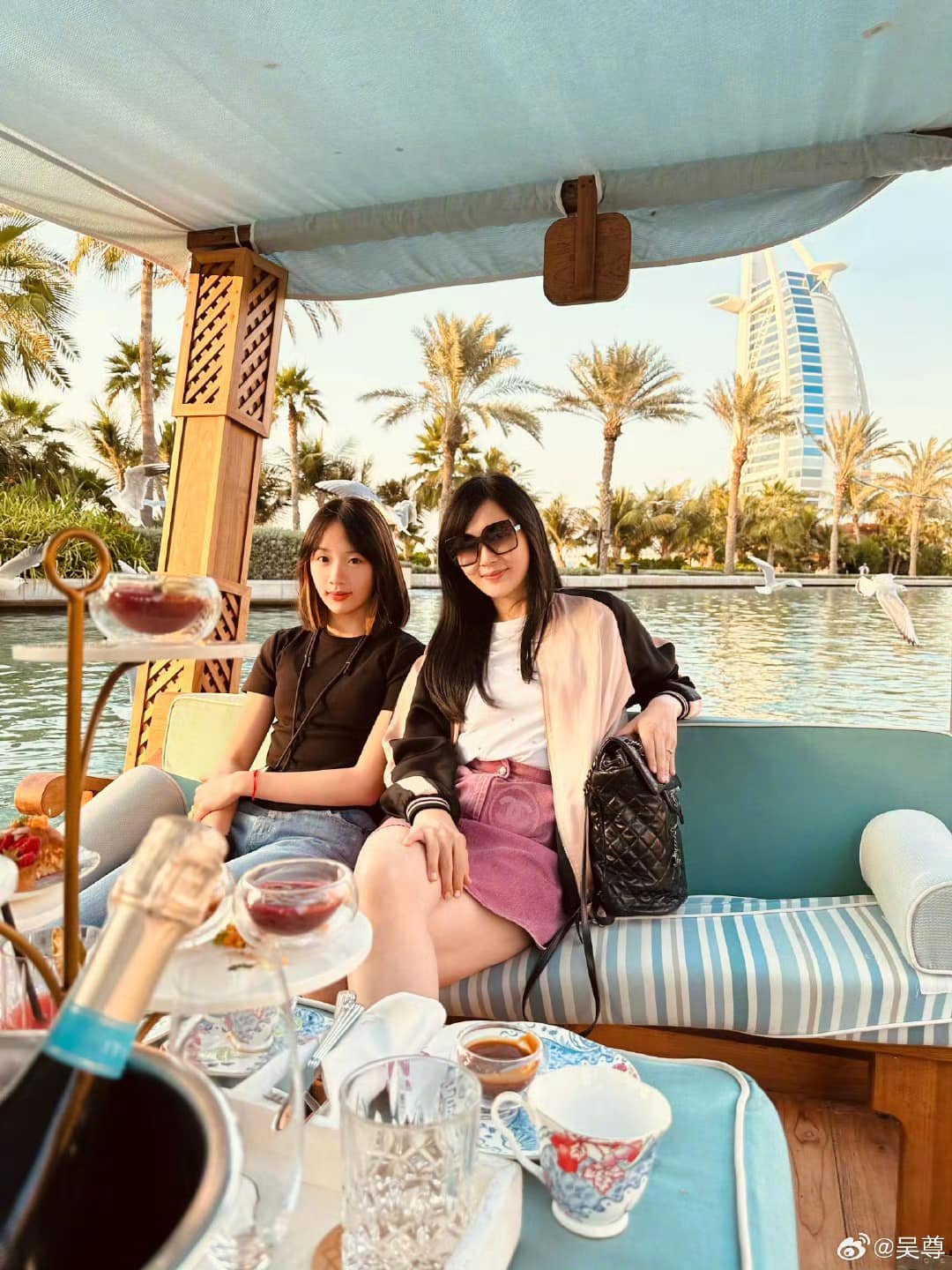 Bức ảnh vợ và con gái của Ngô Tôn