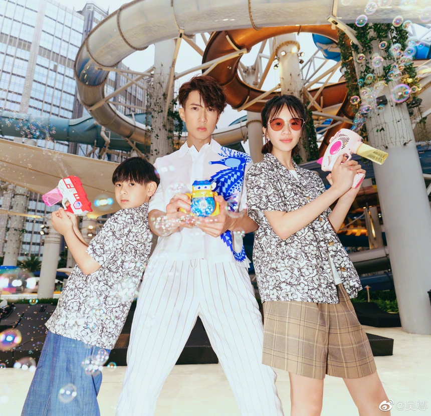 Ngô Tôn chụp ảnh cùng con gái và con trai