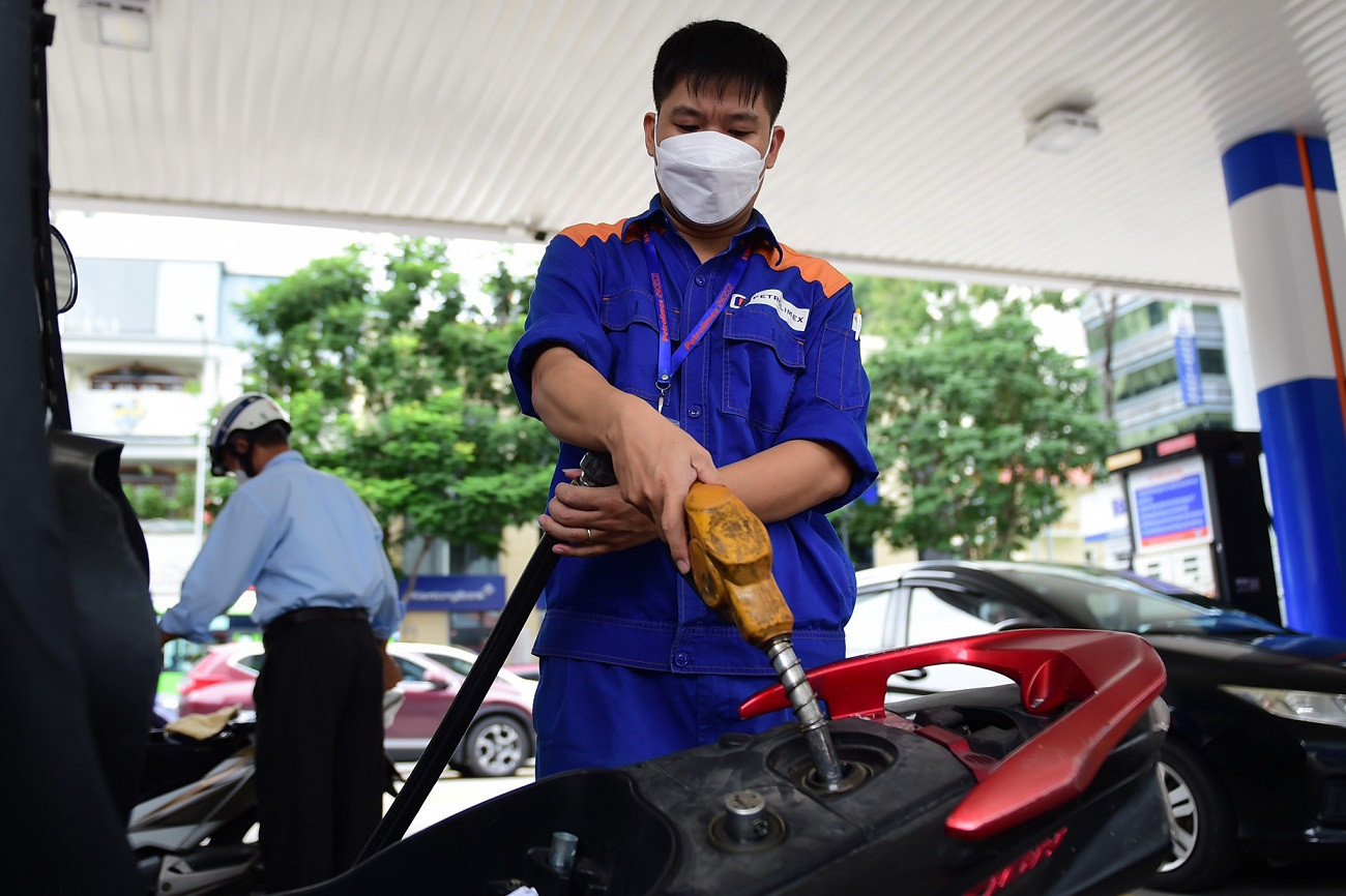 Giá xăng dầu liên tục tăng