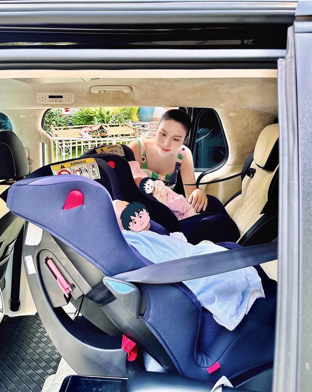Người đẹp sinh năm 1990 có hành động quen thuộc giống với bạn thân Linh Rin. Cô khéo léo che đi gương mặt của hai con khi đăng tải hình ảnh mới trên mạng xã hội