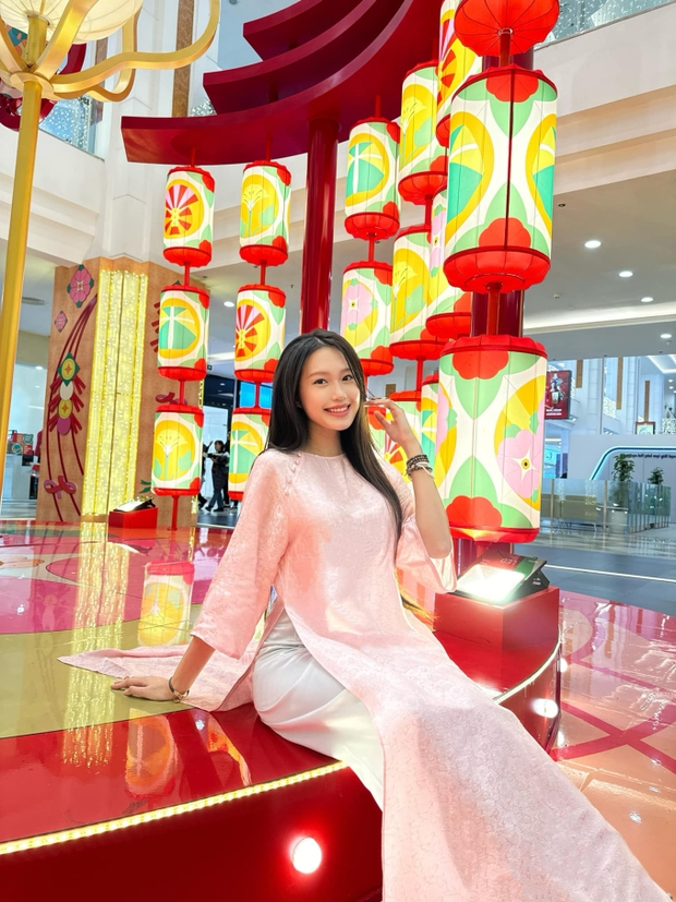 Vợ Văn Hậu diện áo dài chụp ảnh