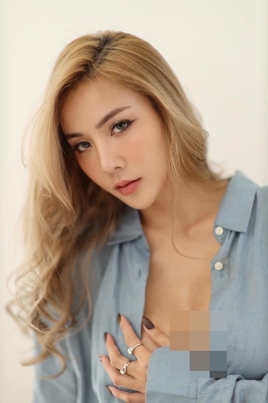 Hot girl xinh đẹp chuộng mặc sơ mi buông lơi, không nội y khoe vòng một 