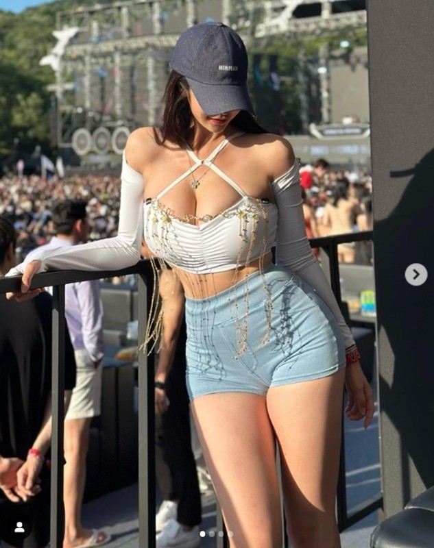 Trong nhiều khoảnh khắc, Pigmong không ngại khoe phần thân dưới có phần “đồ sộ” với hông nở nang và bắp đùi “cột đình”. Dẫu vậy, tỷ lệ cơ thể của bà chủ shop thời trang vẫn khiến người ta mê mẩn bởi sự khỏe khoắn, tràn đầy sức sống.