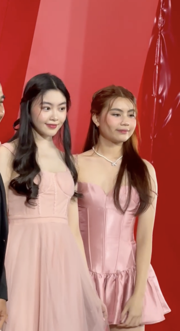 Ngoại hình ấn tượng của Lọ Lem và em gái Hạt Dẻ